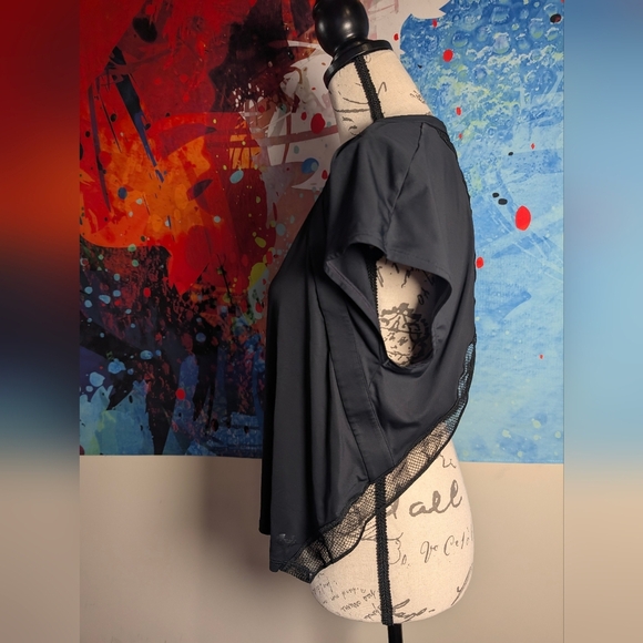 Under Armour Asymmetrical Lace Back Top - Picture 5 of 9